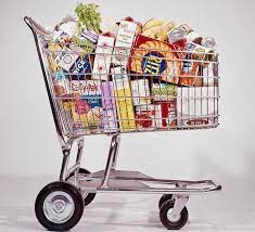 یک سبد خرید پر از محصولات غذایی با بسته بندی رنگارنگ.